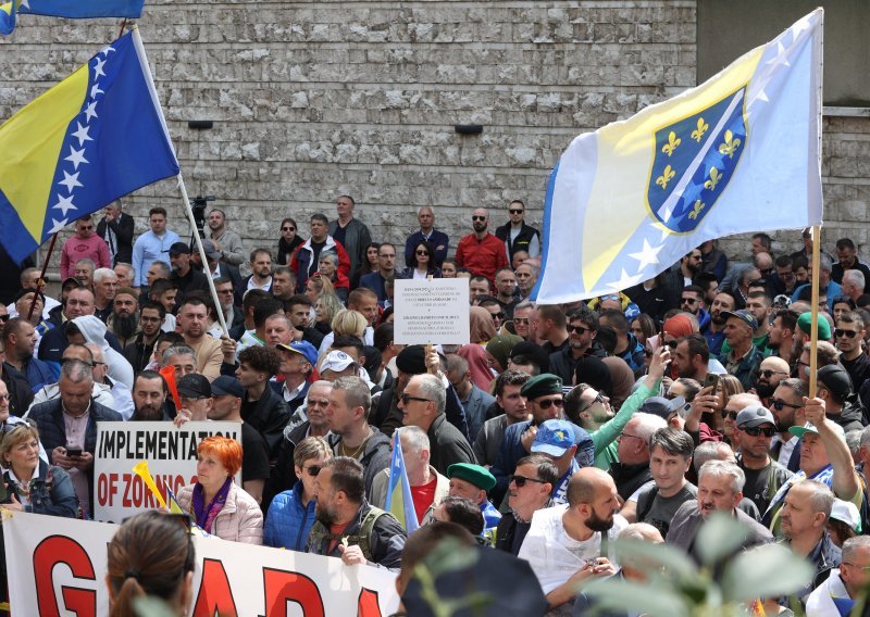Dok traje sjednica o izboru nove vlade FBiH probošnjačke stranke prosvjeduju