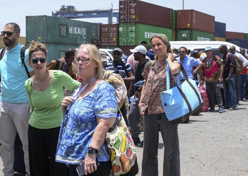 Američki evakuacijski konvoj iz Kartuma stigao u Port Sudan