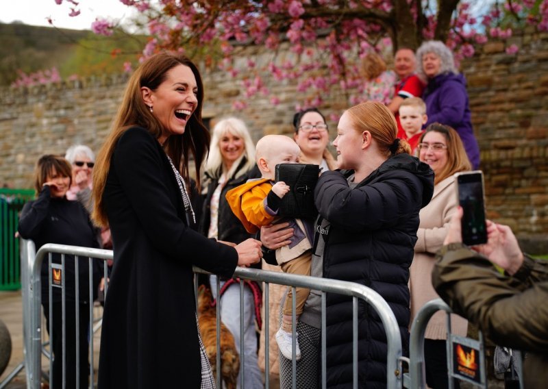 Torbica Kate Middleton završila u rukama bebe; pogledajte njezinu reakciju
