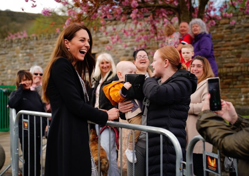 Torbica Kate Middleton završila u rukama bebe; pogledajte njezinu reakciju
