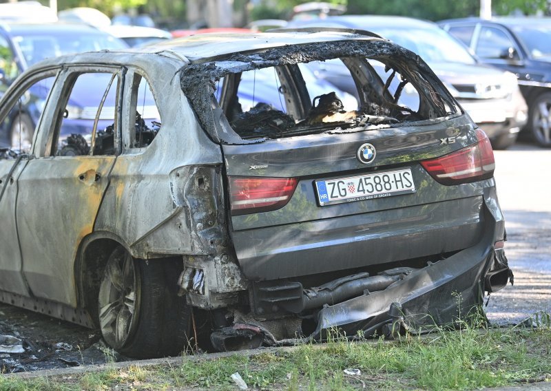 Požar na parkingu: Izgorjeli luksuzni BMW i Peugeot, oba su od istog čovjeka