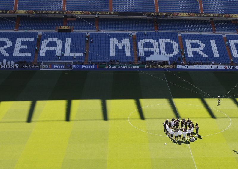 Travnjak čuvenog stadiona Santiago Bernabeu preko noći postao - oranica!