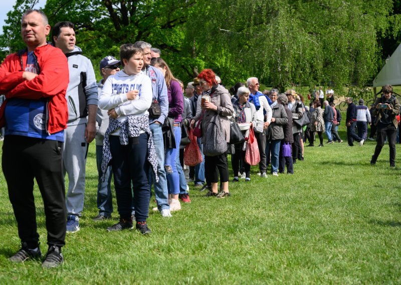 Dugački redovi: U Maksimiru se čeka na 30.000 porcija graha i 20.000 štrukli