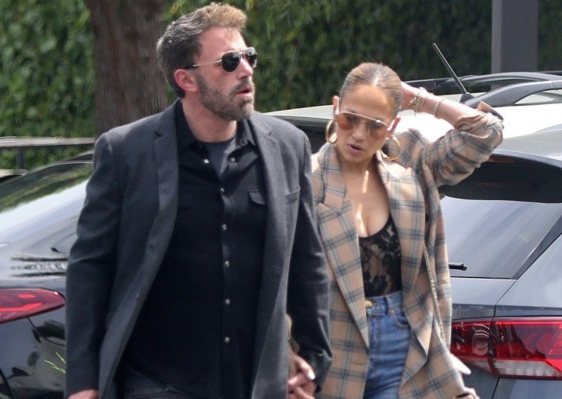 Ne odvajaju se: Ben Affleck i Jennifer Lopez uživali u šetnji držeći se za ruke