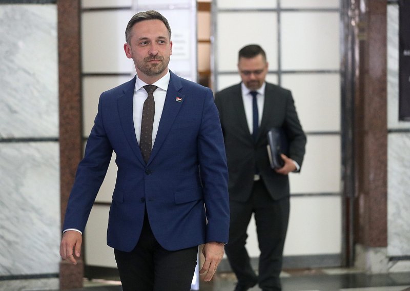 Ministar Piletić: 'Novi zakon rješenje je za niske plaće u državnim i javnim službama'