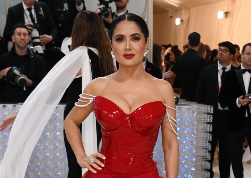 Salma Hayek u kućnom ogrtaču zaplesala salsu, pa pokazala više nego što je htjela