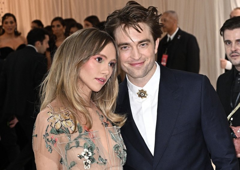 Ne skrivaju se: Robert Pattinson s djevojkom razmjenjivao nježnosti u javnosti