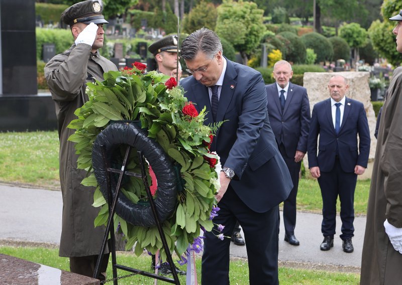 Premijer i HDZ-ovci odali počast ratnom ministru Gojku Šušku