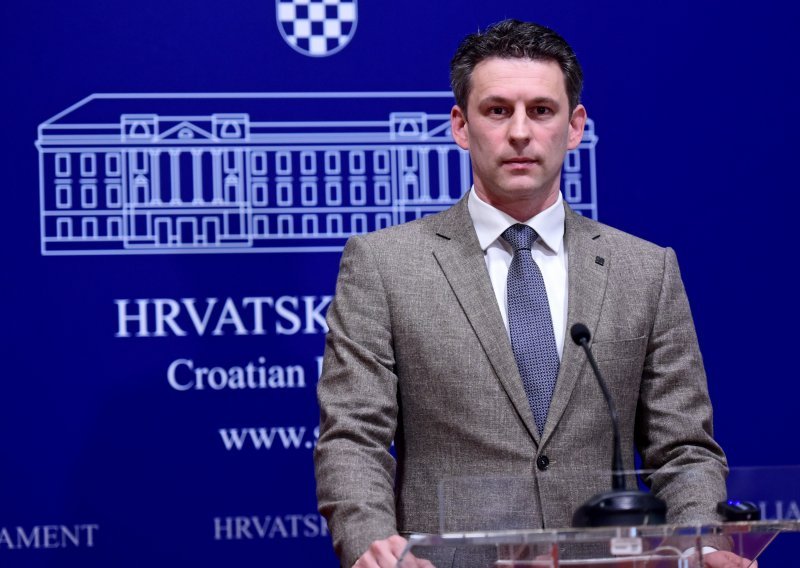 Petrov: Plaće neće rasti, a mirovine će biti manje