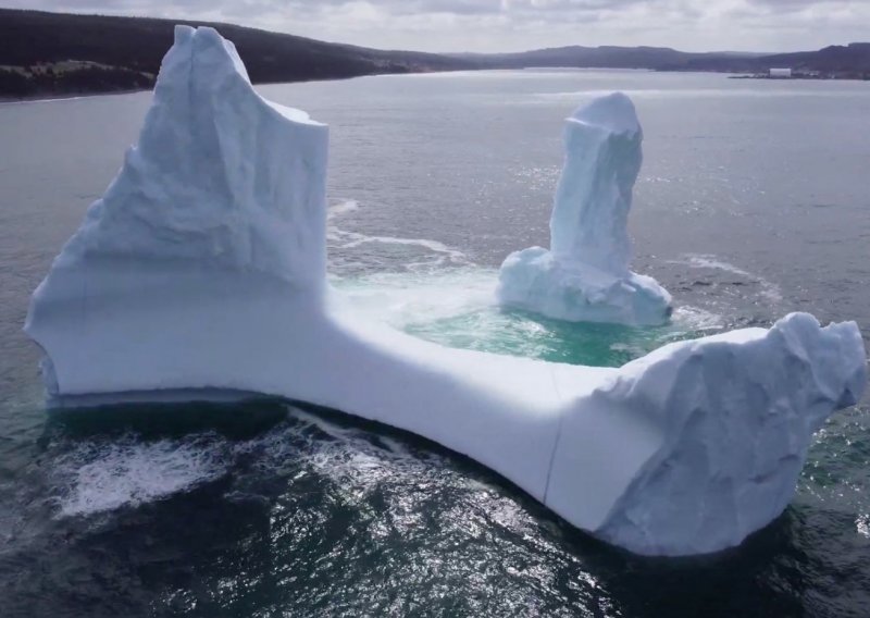Ogromna santa leda u obliku falusa u zaljevu Začeća iznenadila stanovnike Dilda