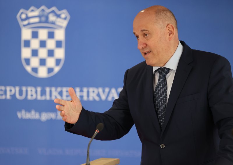 Bačić: Do kraja listopada zbrinut ćemo sve koji žive u kontejnerima