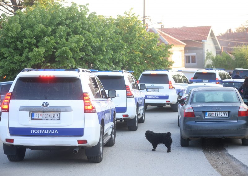 Priveden maloljetnik zbog prijetnje da će ponoviti zločin iz Beograda, policija upala u kuće još dvojice