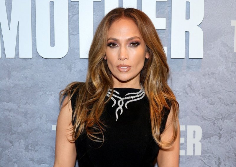 Elegancija kakva se rijetko viđa: Jennifer Lopez očarala u otmjenoj crnoj haljini