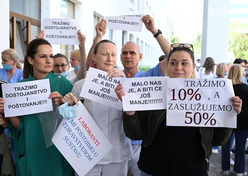 Prosvjedovale medicinske sestre i tehničari ispred KBC Osijek
