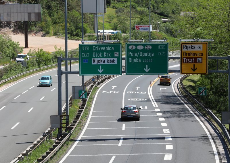 Vozilo u kvaru na A6 između Kikovice i Oštrovice, vozi se jednim trakom