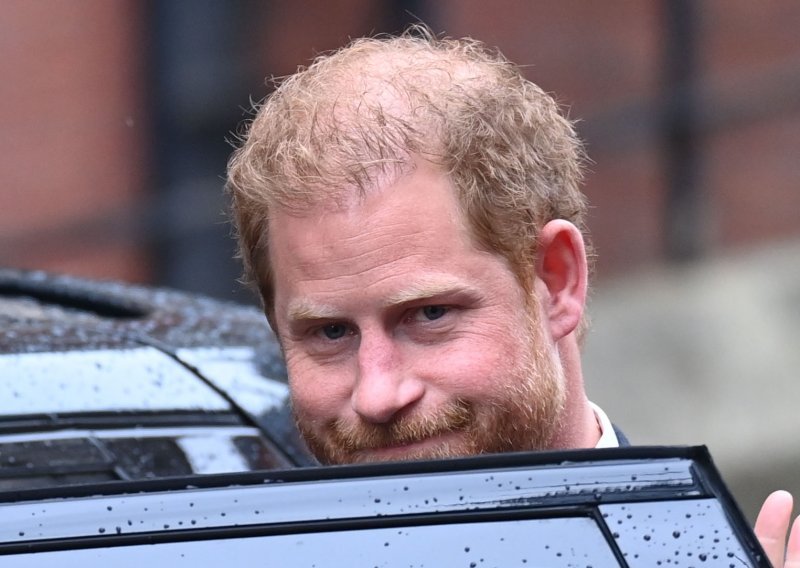 Neće ga biti na fotografijama, ali ni na balkonu; zašto je princ Harry uopće dolazio?