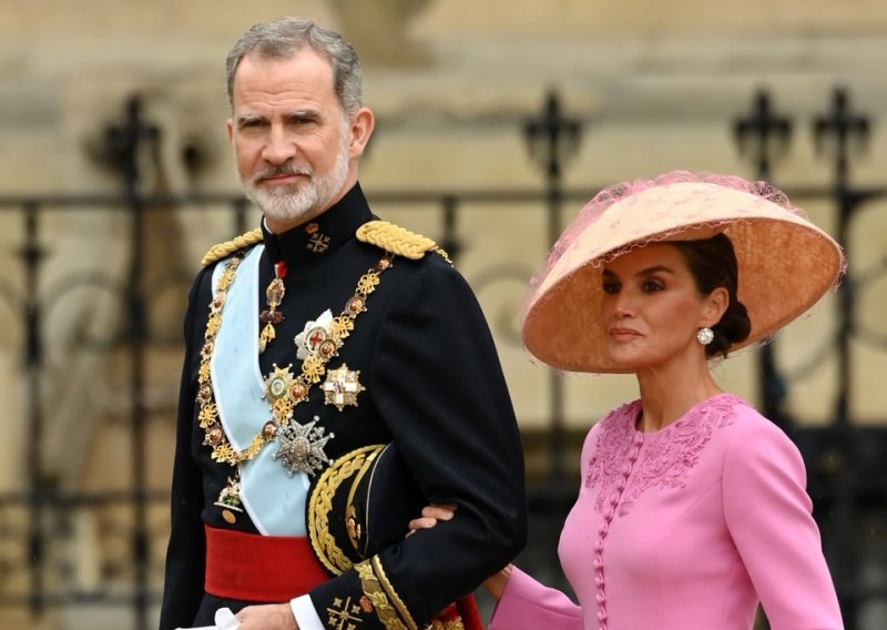Kraljica Letizia privlačila je poglede u ružičastoj i s upečatljivim šeširom