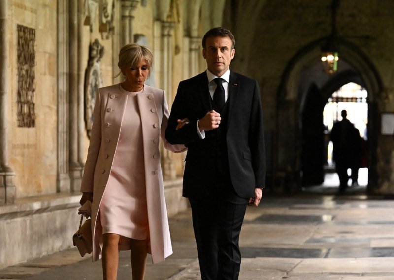 Otmjenost i elegancija: Brigitte Macron zasjenila je svog supruga u nježno ružičastom izdanju