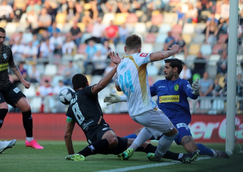 Ljepotica kola na Rujevici! Istra vodila 2:0 s igračem manje, ali se Rijeka spasila