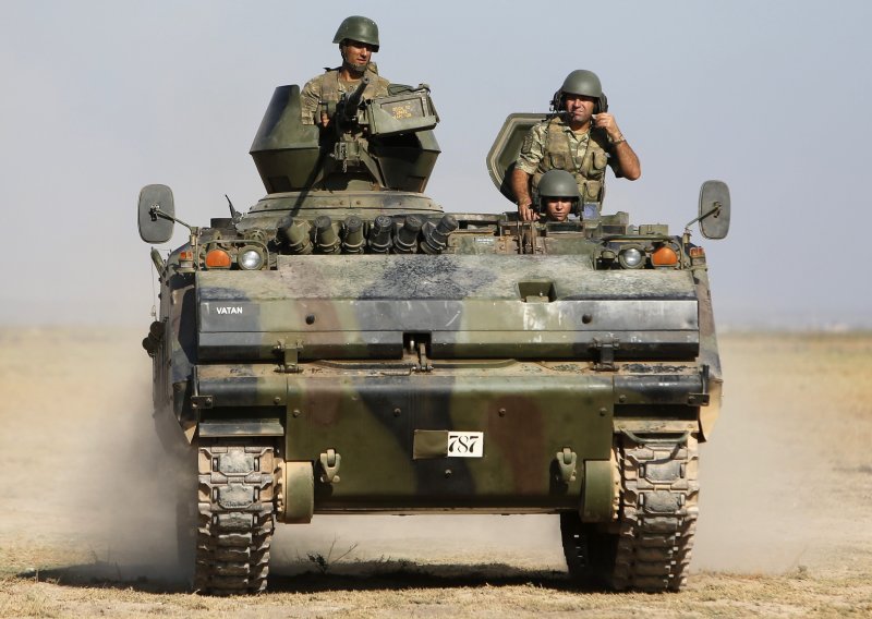 Kurdi tvrde: Turska gomila tenkove na granici sa Sirijom