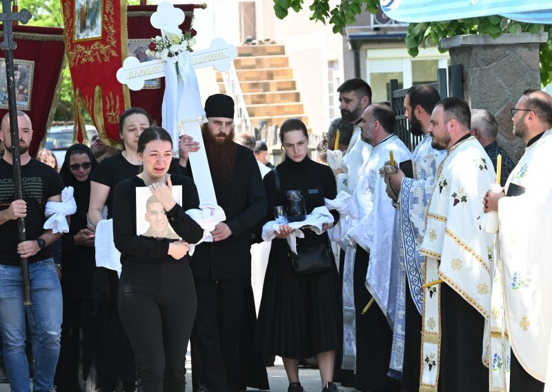 Sahranjeno troje ubijenih kod Mladenovca, plakali i svećenici