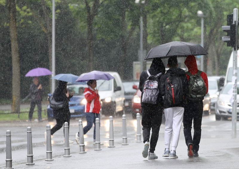 Oblačno s povremenom kišom i pljuskovima