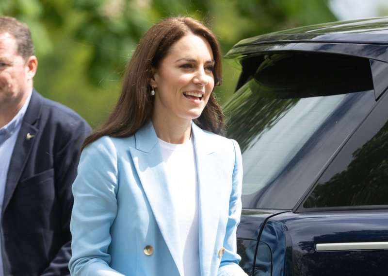 Kate Middleton oduševila u plavom sakou i chic tenisicama koje obožavaju trendseterice