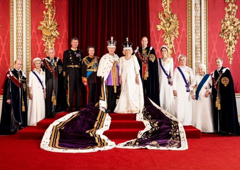 Kralj Charles III., kraljica Camilla i obitelj pozirali pred znakovitim fotografom