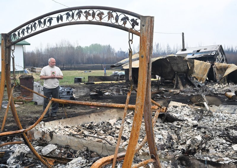 U Kanadi tisuće evakuiranih, sela pretvorena u pepeo, naftna postrojenja zatvorena