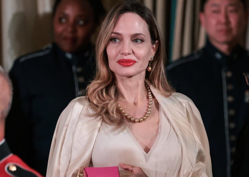 Angelina Jolie prisjetila se pokojne mame i poslala važnu poruku