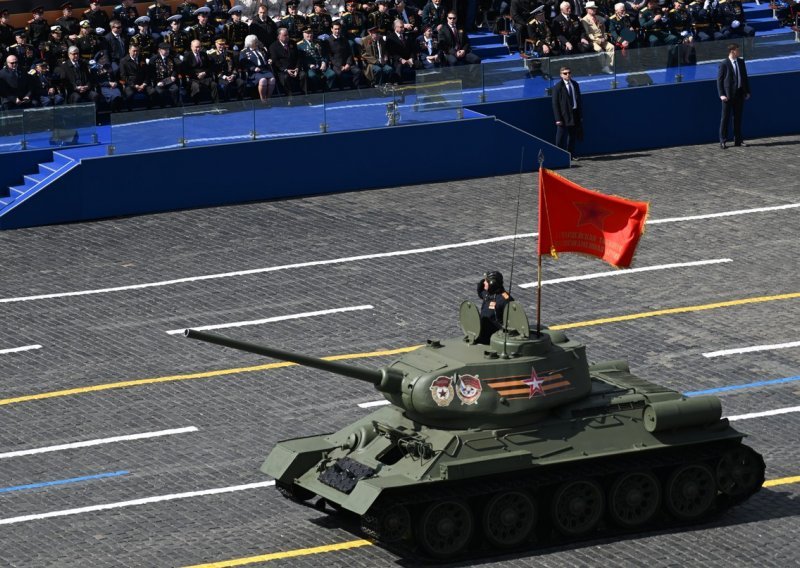 Putinu se svi smiju zbog samo jednog tenka na paradi