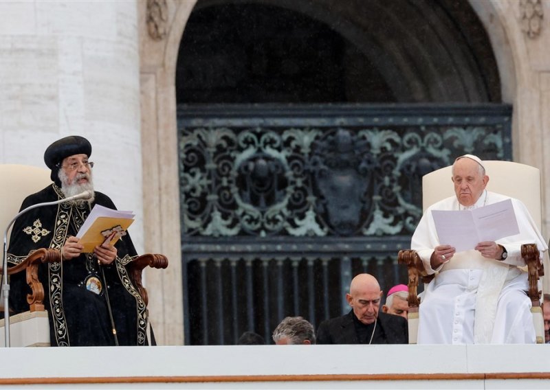 Rijetki prizor: Papa Franjo i patrijarh Tawadros II. na Trgu sv. Petra
