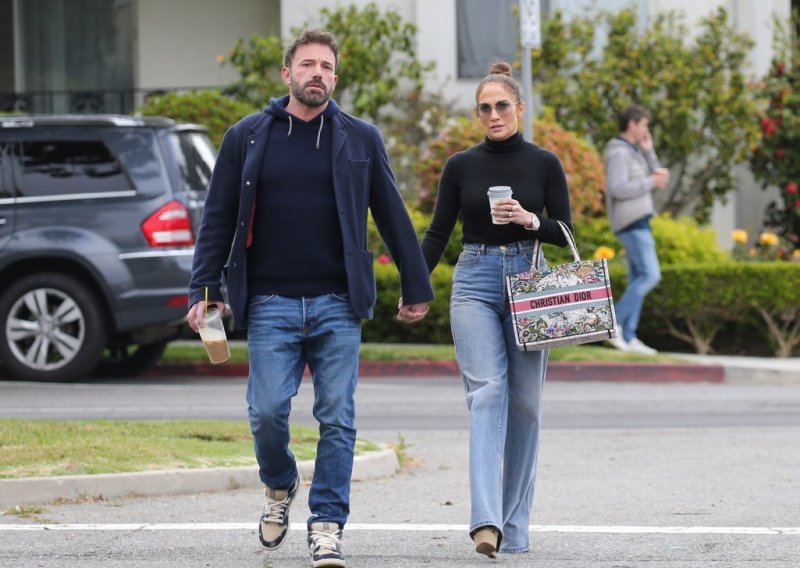 Jeans generacija: Jennifer Lopez i Ben Affleck u opuštenoj šetnji uz kavicu