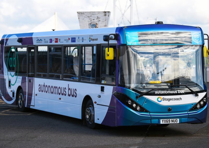 Autobus bez vozača prevezao prve putnike u Britaniji