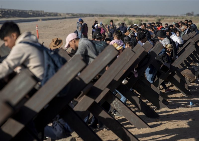 Kaos na američko-meksičkoj granici: Migranti pohrlili u SAD prije zabrane azila
