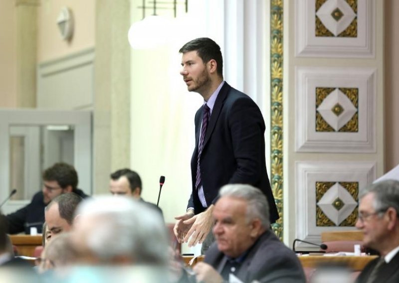 Pernar opet zaradio opomenu; Bunjac: Premijer 'šmugne' kada govori Živi zid