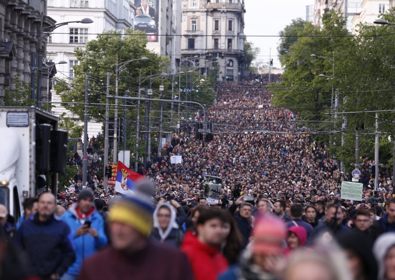 S golemog prosvjeda u Beogradu gromoglasno se orilo: 'Vučiću, odlazi'