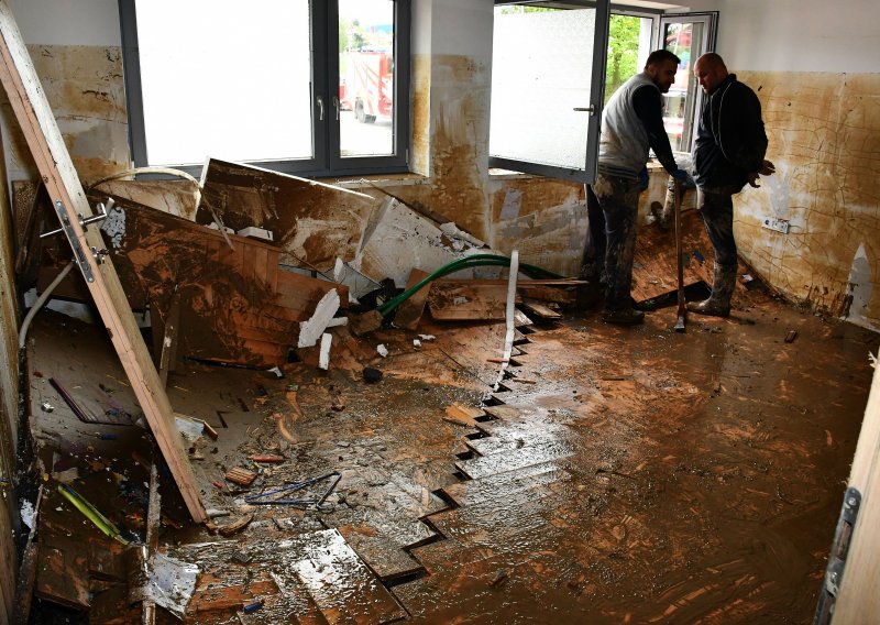 U Čačincima poplavljeni dječji vrtić i sportski centar: Sve je uništeno, voda digla podove