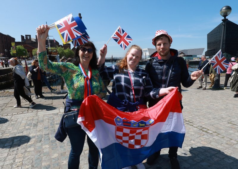 Pogledajte atmosferu na ulicama Liverpoola: Hrvatske zastave vide se posvuda