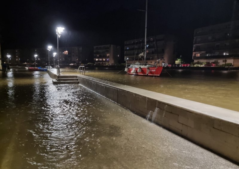 U Gračacu izvanredno stanje, u Obrovcu se izlila Zrmanja, grad je bez struje