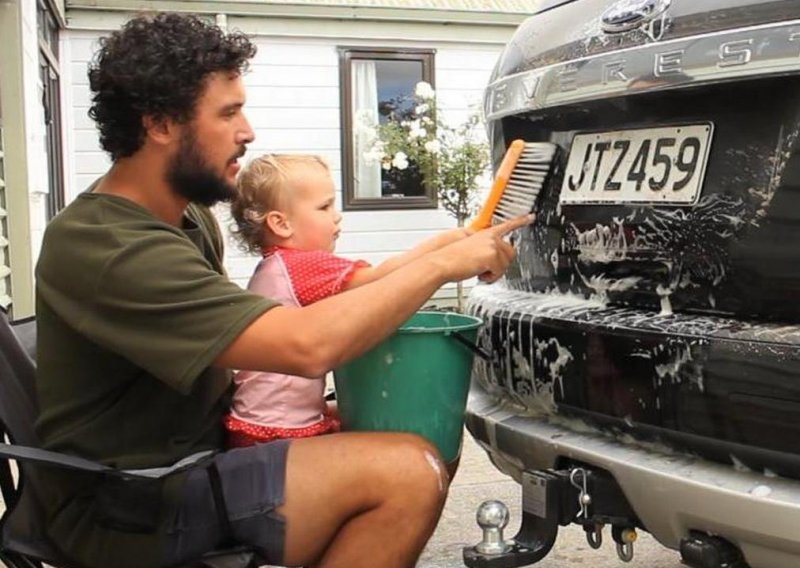 Kako s bebom oprati auto