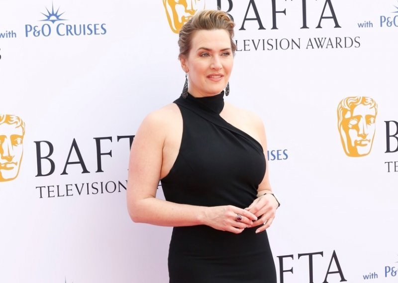 Kate Winslet sjajno pristaje ova laskava verzija male crne haljine