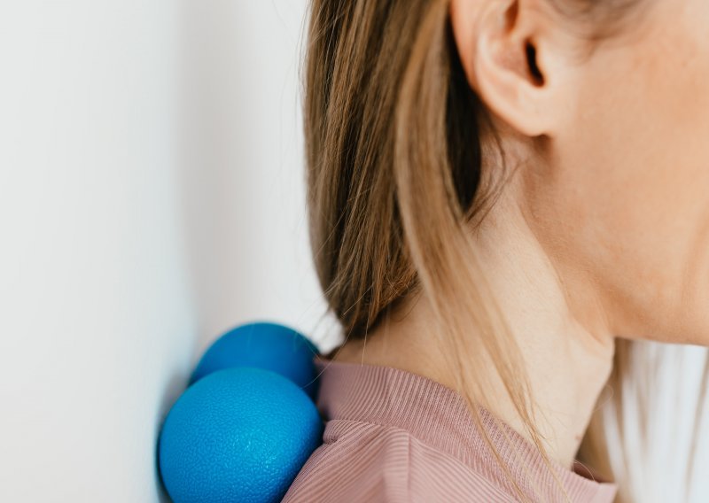 Pet načina za smanjenje napetosti u vratu i ramenima uzrokovanih stresom