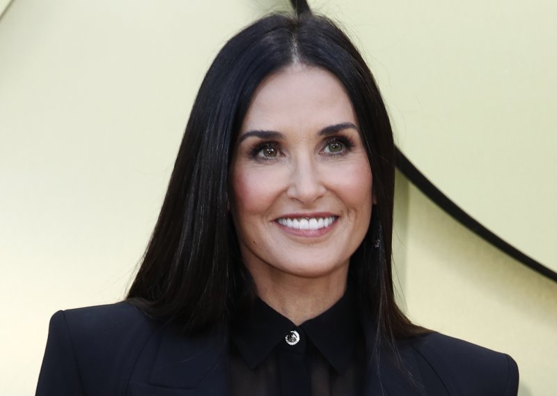 Prezgodna baka: Demi Moore pozirala s unučicom i pokazala nevjerojatnu figuru u bikiniju