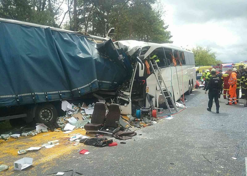Strašna nesreća na autocesti u Slovačkoj: Autobus se sudario s kamionom