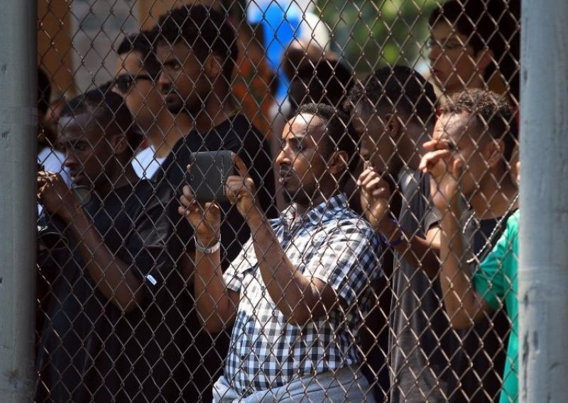 Zabrana za muške izbjeglice na bazenu: Bulje u žene i rade selfije!