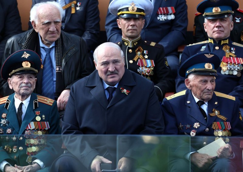 Lukašenko sve rjeđe u javnosti. Nagađa se da je odveden u privatnu kliniku