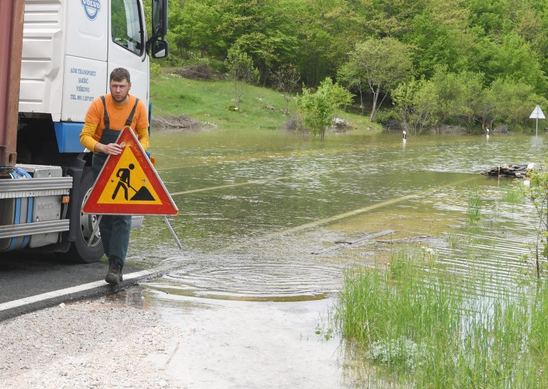 Poplavljene kuće u Srbu, ima i klizišta. HGSS spašava pothlađenu ženu