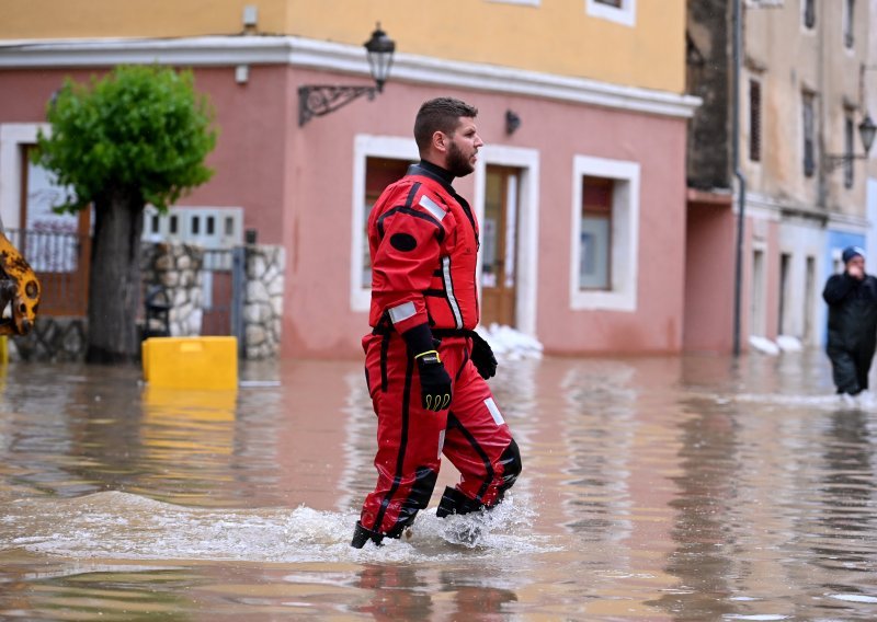 HGSS na nogama zbog bujičnih poplava, pročelnik poručio: 'Ne sjedajte u vozila'