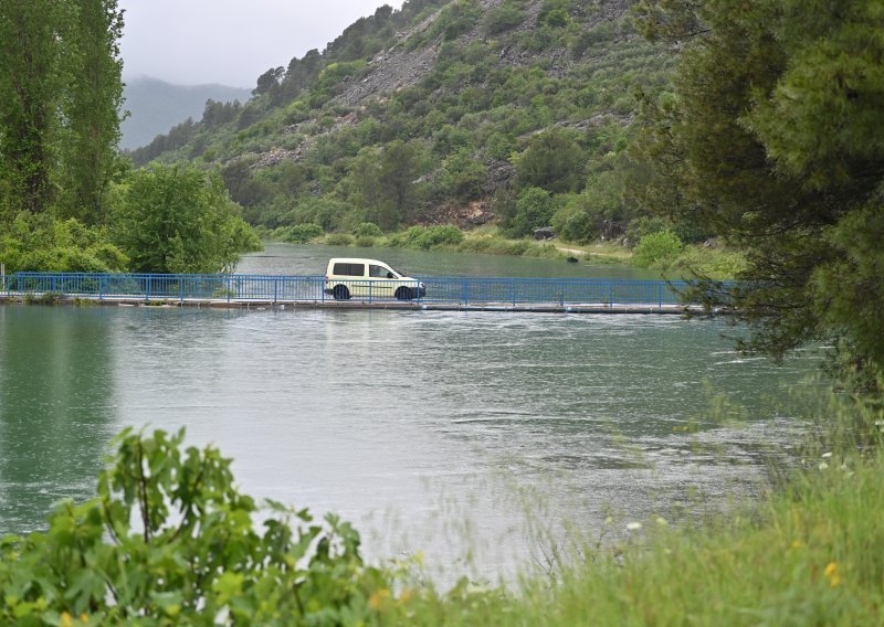 Voda prešla preko Vinskog mosta u Vrgorcu